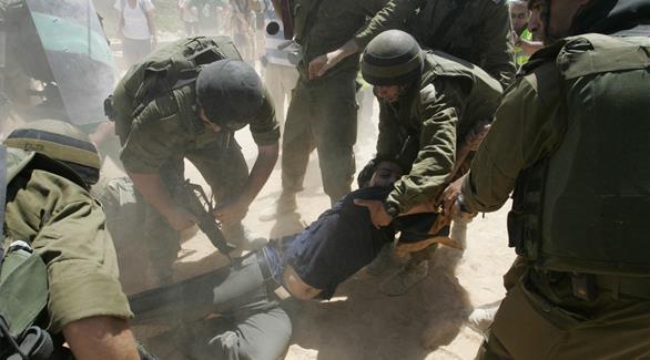 قوات الاحتلال الإسرائيلي تعتقل فلسطينياً في الضفة(أرشيف)