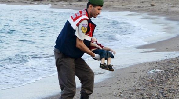الطفل إيلان كردي يلقى حتفه على شاطئ(رويترز)