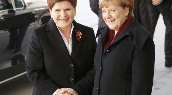 المستشارة أنجيلا ميركل مع رئيسة وزراء بولندا بياتا شيدلو (رويترز)