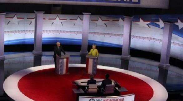 لمرشحان الديموقراطيان هيلاري كلينتون وبيرني ساندرز خلال المناظرة (أ ف ب)