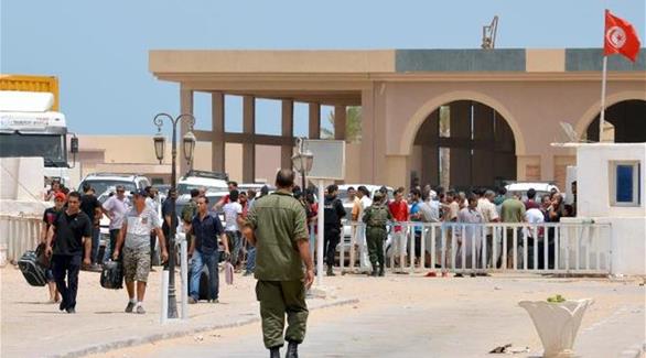 مجموعة من الأشخاص تعبر الحدود الليبية التونسية (أرشيف)