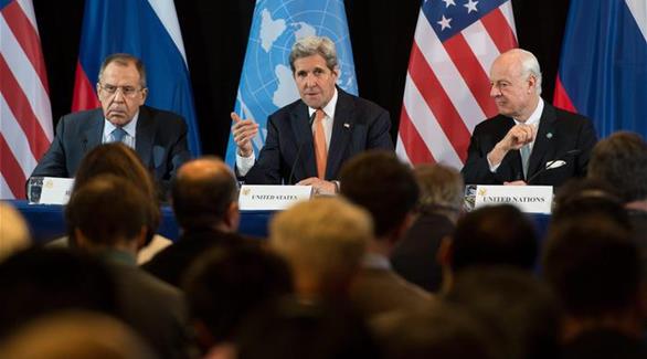 وزير الخارجية الأمريكي جون كيري متوسطاً نظيره الروسي يسار ومبعوث الأمم المتحدة إلى سوريا يمين الصورة(انسا)