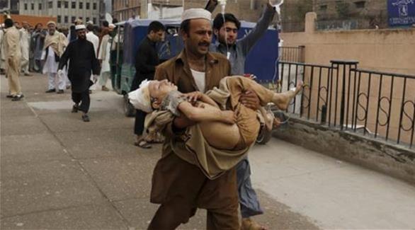 إسعاف أحد الضحايا المدنيين في أفغانستان(أرشيف)