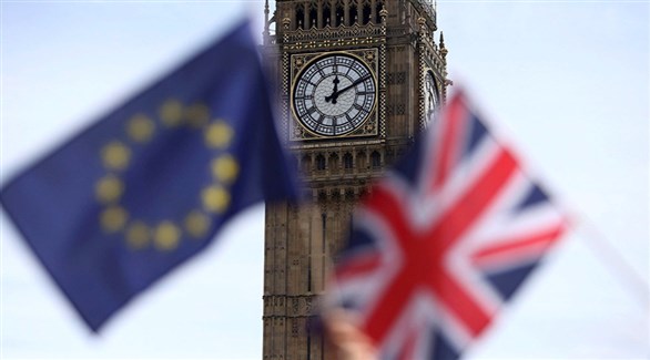 العلم البريطاني والاتحاد الأوروبي بجانب ساعة بيغ بن (أرشيف)