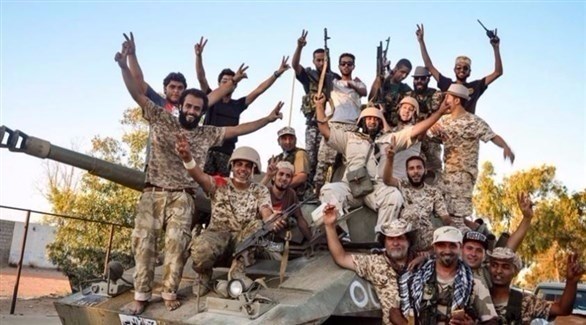 قوات ليبية تحتفل بعد طرد داعش من سرت (تويتر)