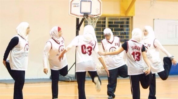 فتيات محجبات يلعبن كرة السلة (صحيفة الحياة)