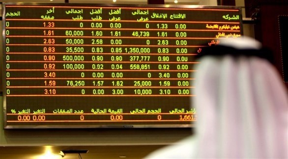 مستثمر أمام شاشة التداول في بورصة دبي (أرشيف)