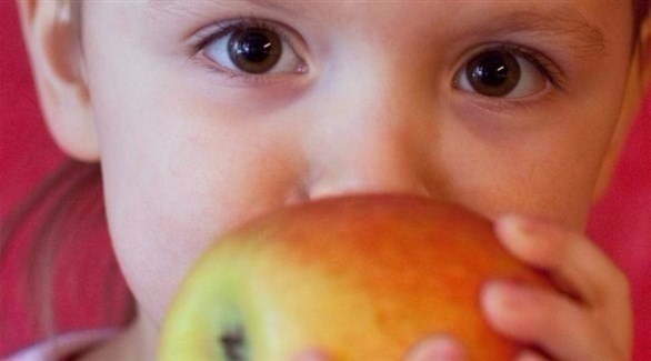 ابتلاع الأطفال لقطعة تفاح سهواً