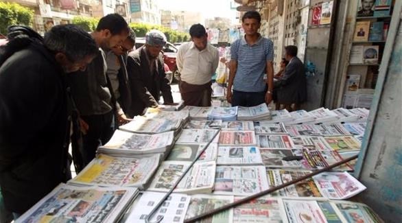 مصريون يتابعون عناوين الصحف (أرشيف)