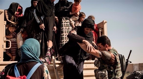 قوات من البشمركة الكردية تساعد عوائل فارة من داعش (أرشيف)