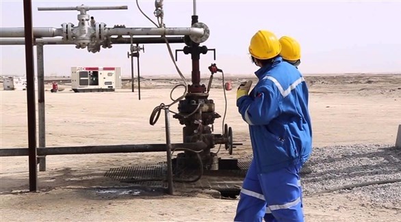 عمال يعملون في محطة استخراج النفط