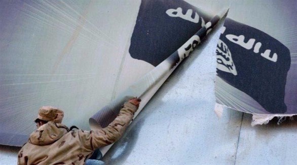 جندي عراقي يمزق علم داعش.(أرشيف)