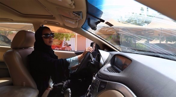 المرأة السعودية تستعد لقيادة سيارة بعد رفع الحظر.(أرشيف)
