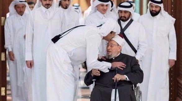أمير قطر الشيخ تميم يقبل رأس الداعية الإسلامي يوسف القرضلوي.(أرشيف)