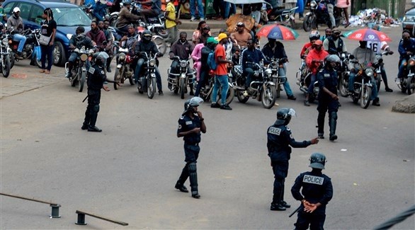 عناصر من الشرطة تغلق أحد الشوارع في الكاميرون (أ ف ب)