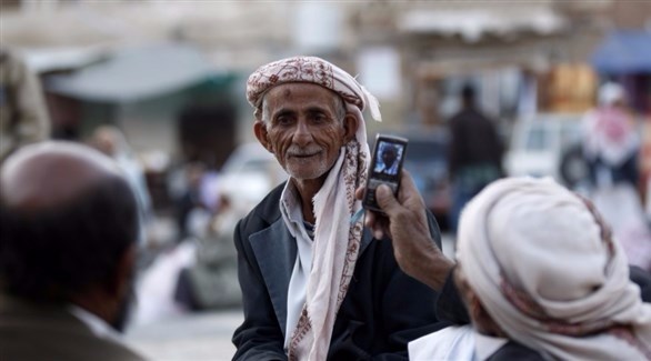 مسن يقف لأخذ صورة له في اليمن (أرشيف / أ ب )
