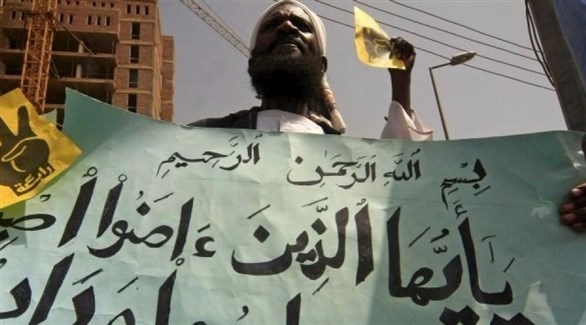 رجل يرفع شعار رابعة في تظاهرة في السودان عام 2013.(أرشيف)