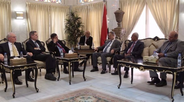 وزير الخارجية اليمني عبدالملك المخلافي ومساعد وزير الخارجية الأمريكي (سبأ)