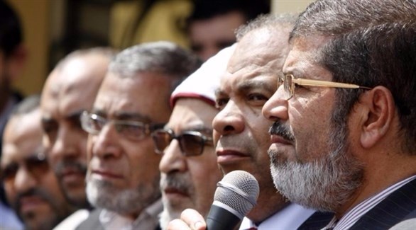 الرئيس المصري المخلوع محمد مرسي وقيادات  من الإخوان.(أرشيف)