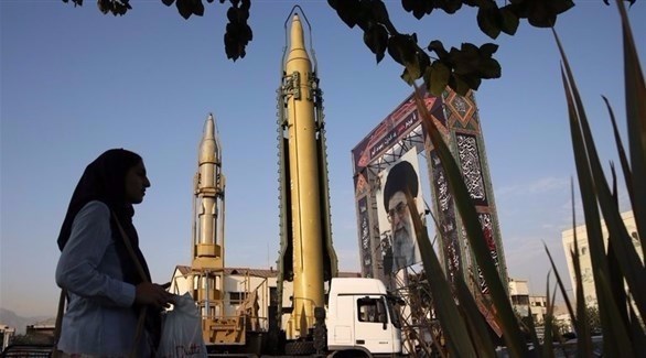 مجسمان لصواريخ إيرانية قرب صورة المرشد الأعلى للجمهورية الإسلامية في طهران.(أرشيف)
