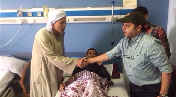 محمد هنيدي يزور مصابي حادث الواحات الإرهابي (المصدر)