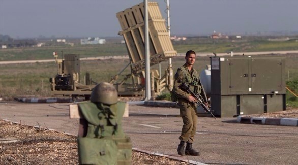 جندي إسرائيلي يراقب سير العمليات في هضبة الجولان المحتلة (أرشيف)