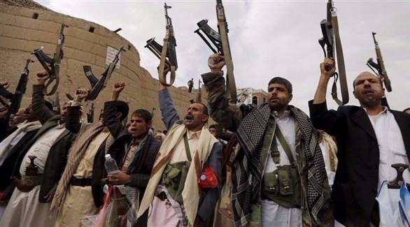 مقاتلون من الحوثيين يرفعون بنادقهم في صنعاء.(أرشيف)