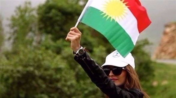 كردية ترفع علم كردستان.(أرشيف)