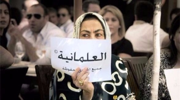امرأة تحمل لافتة تطالب كتب عليها :العلمانية...جميع الحقوق محفوظة.(أرشيف)