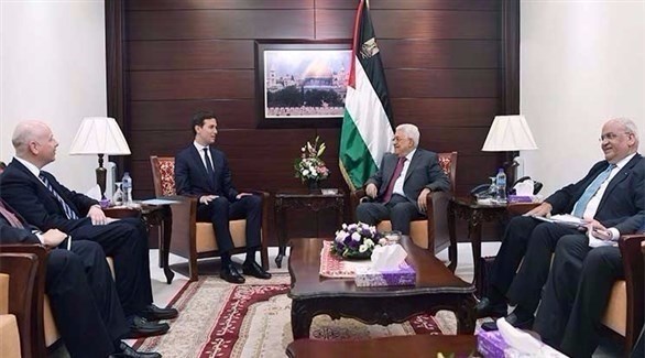 الرئيس الفلسطيني محمود عباس مستقبلاً مستشار الريس الأمريكي جاريد كوشنر.(أرشيف)