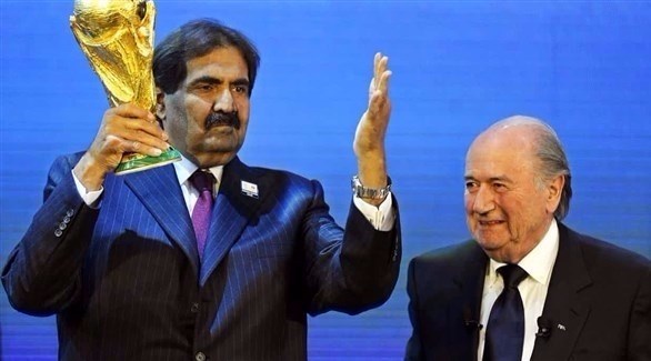 سب بلاتر، رئيس الاتحاد الدولي السابق لكرة القدم "فيفا" وأمير قطر السابق الشيخ حمد بن خليفة آل ثاني.(أرشيف)