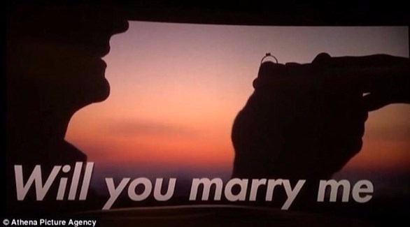 عرض داميان بول الزواج على حبيبته عبر فيلم في السينما (ديلي ميل)
