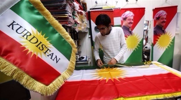 متجر في أربيل لبيع أعلام كردية وصور لمسعود البارزاني.(أرشيف)