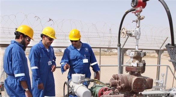 عمال بإحدى محطات استخراج النفط 