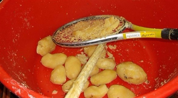 مخبز بريطاني يستخدم مضرب تنس لهرس البطاطا (ديلي ميل)