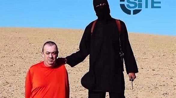 الجهادي جون يستعد لقطع رأس أسير لدى داعش.(أرشيف)