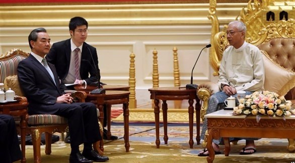  رئيس ميانمار هتين كياو يتحدث مع وزير الخارجية الصيني وانغ يي (أ ف ب)