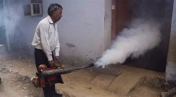 رجل يرش المبيدات الحشرية لمكافحة الملاريا (أرشيف)