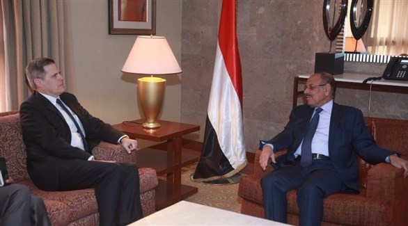 نائب الرئيس اليمني الفريق الركن علي محسن والسفير الأمريكي ماثيو تولر (سبأ)