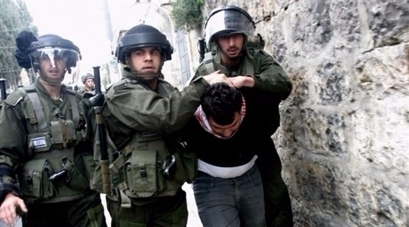 جنود الاحتلال الإسرائيلي يعتقلون فلسطينياً (أشيف)