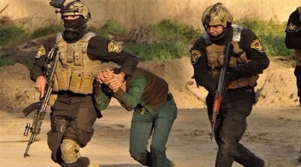 جنديان عراقيان يوقفان عنصراً من داعش.(أرشيف)