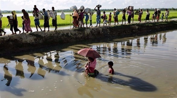 لاجئون من الروهينجا يعبرون نحو بنغلادش (إ ب أ)