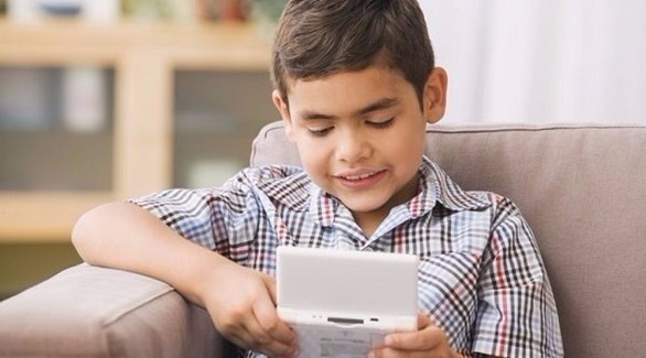 طفل يُمارس لعبة إلكترونية (أرشيف)