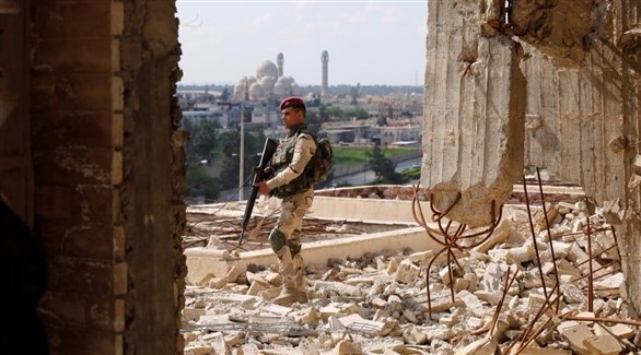 رجل أمن عرافي في ضريح النبي يونس في الموصل.(رويترز) 