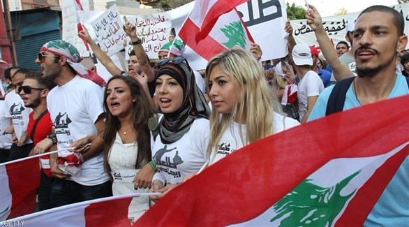 متظاهرون يحملون العلم اللبناني في بيروت.(أرشيف)