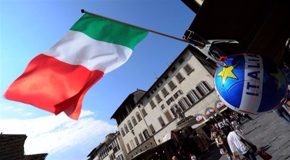 العلم الإيطالي مرفوعاً على شرفة أحد مطاعم روما (أرشيف / فاينانشل تايمز)