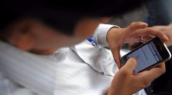 صيني يلعب على هاتفه المحمول (أرشيف)