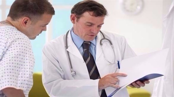 مريض يستمع لتشخيص طبيبه (أرشيف)