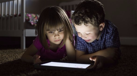 طفلان يلعبان على لوحة إلكترونية (أرشيف)  