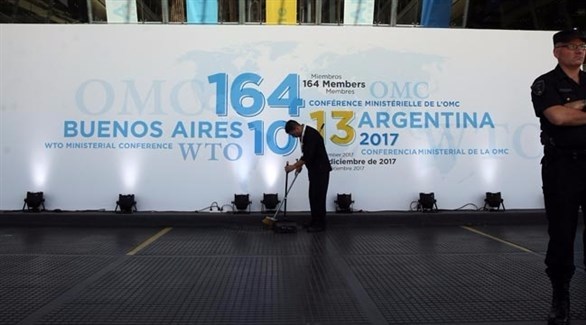 عامل نظافة في إحدى قاعات المؤتمر في الأرجنتين (رويترز)